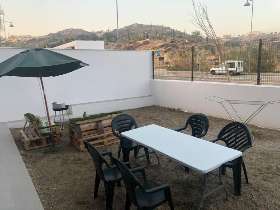 Bajo Con Jardin En Primera Linea De Playa 马拉加 外观 照片