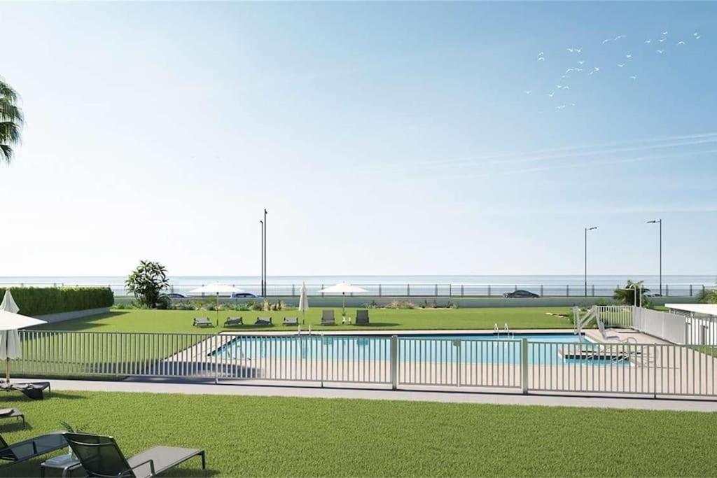 Bajo Con Jardin En Primera Linea De Playa 马拉加 外观 照片