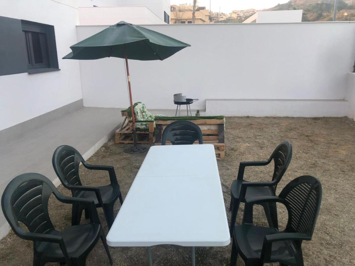 Bajo Con Jardin En Primera Linea De Playa 马拉加 外观 照片