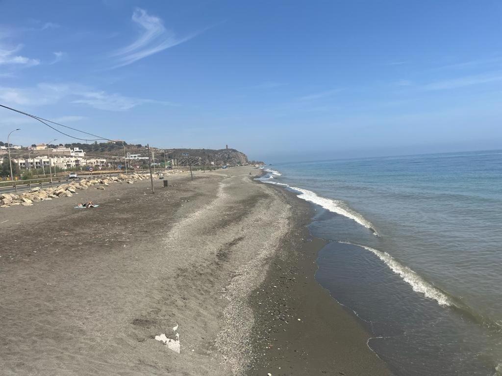 Bajo Con Jardin En Primera Linea De Playa 马拉加 外观 照片