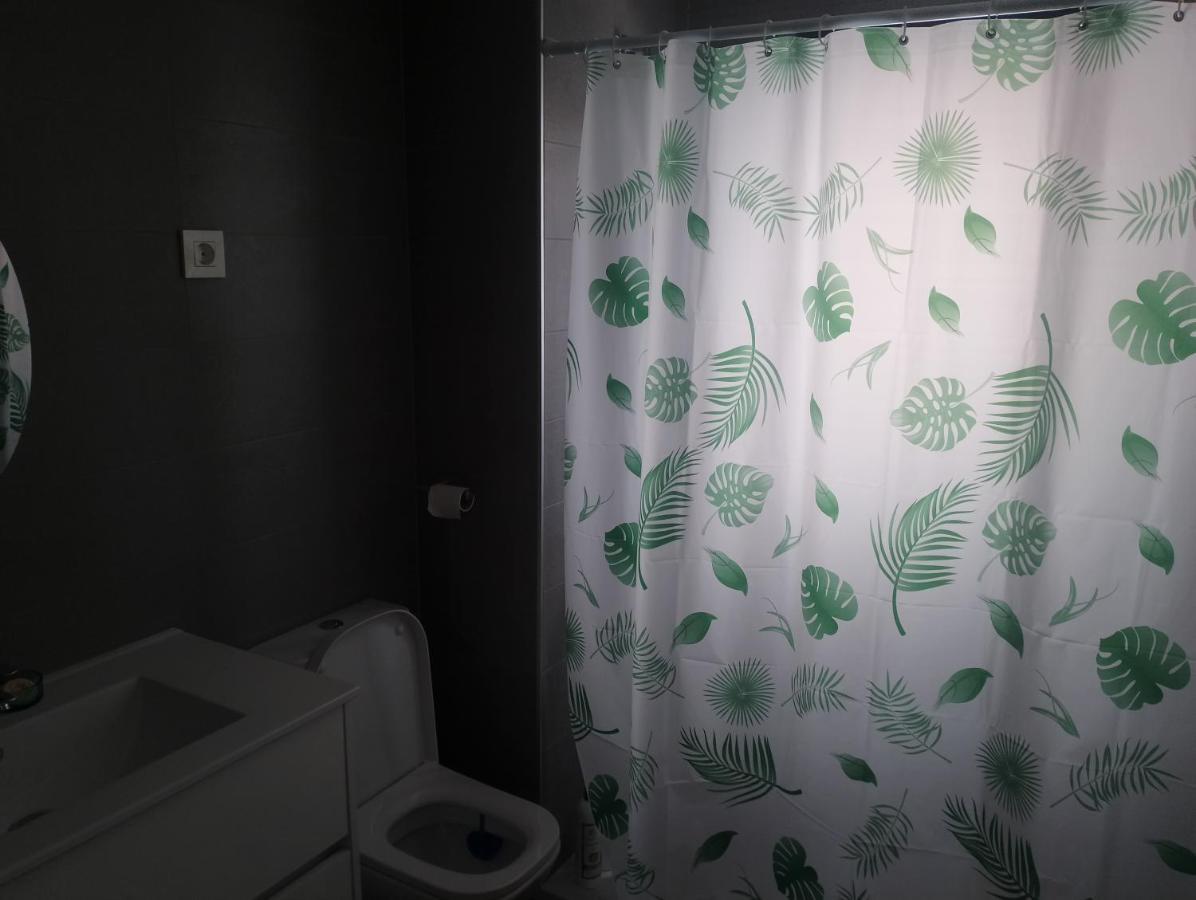 Bajo Con Jardin En Primera Linea De Playa 马拉加 外观 照片